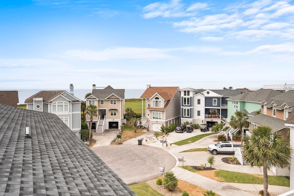 Spacious and Stylish 4-bed, 4.5-bath Home With Stunning Golf Views