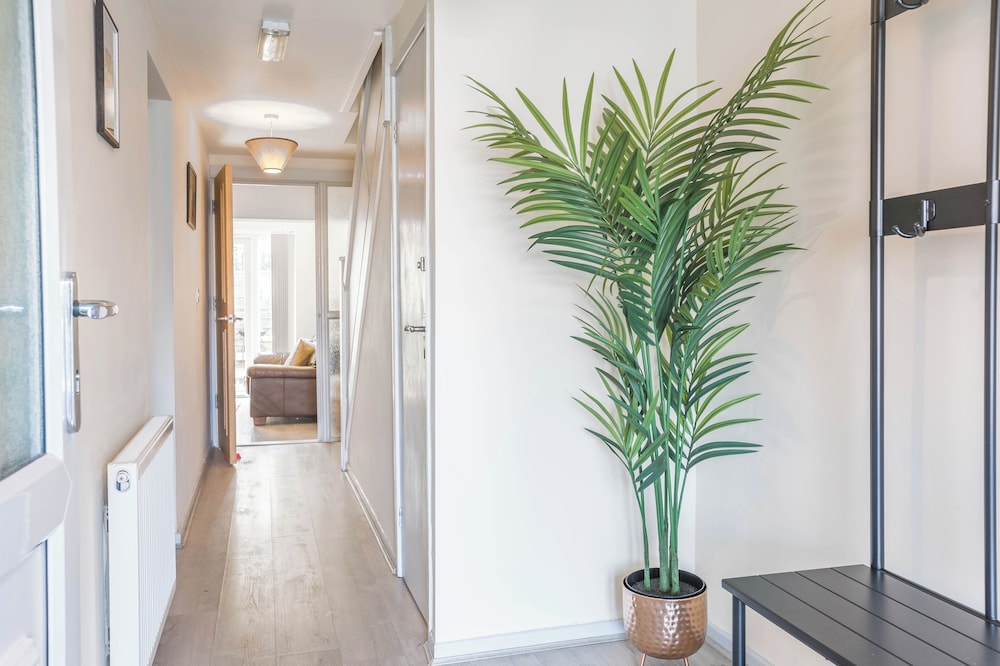 Spacious 4-bed, Free Parking, Short or Long Stays