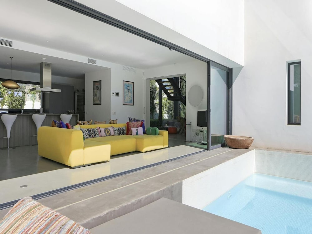 Holiday Home With Manicured Gardens