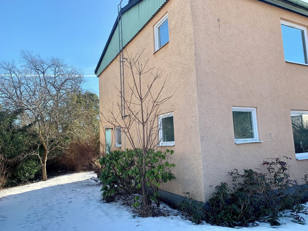 Studio Apartment - Great Location & Parking