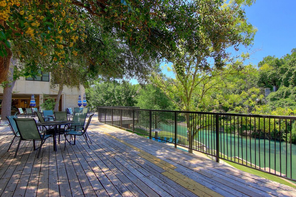 Ic 209 Comal Escape 2 Bedroom Condo by RedAwning view 4