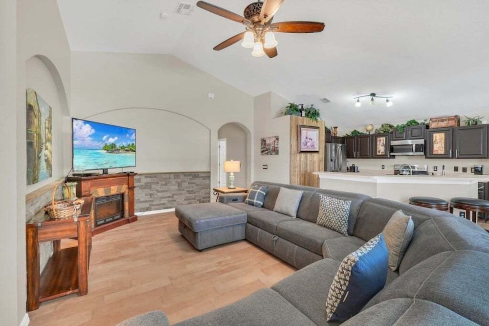 Large 4 bedroom Pool Home With Relaxing Vibes 4 Villa