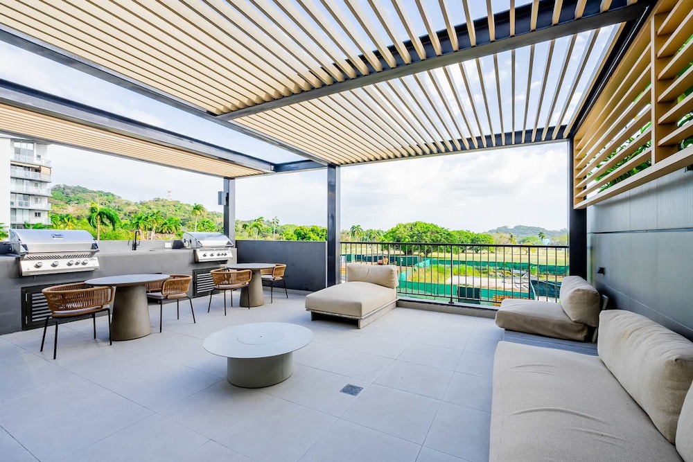 w Splendid 1BR in the Heart of Centriqo