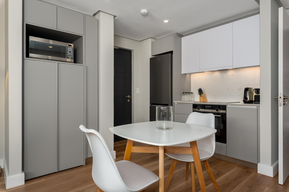 Central Minimalist 1bed by the Ocean The Bantry