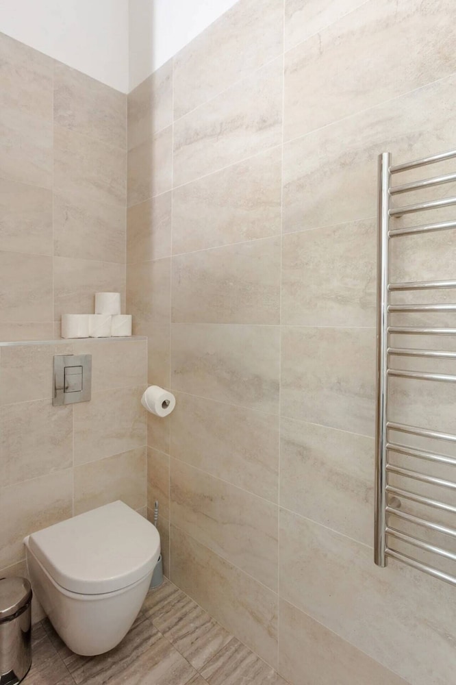 Chic, Newly Renovated Studio Apartment in Angel