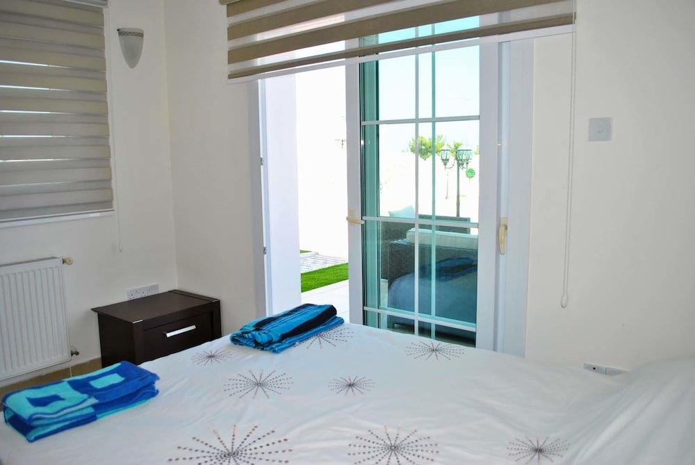 Villa Roman by Amy Villasa view 3