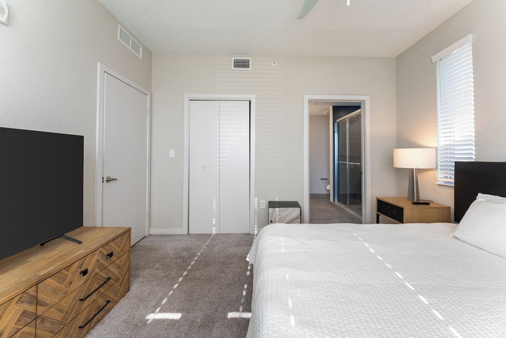 Daytona 2BR Getaway Parking Family & Pet-friendly
