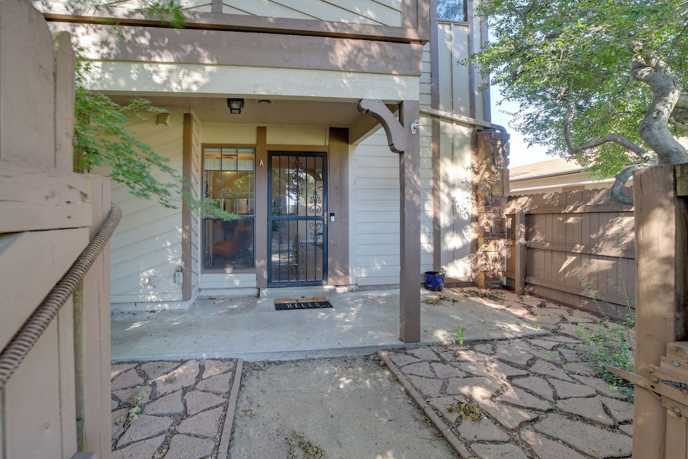 10 Mi to Dtwn Tulsa: Condo w/ Pool Access!