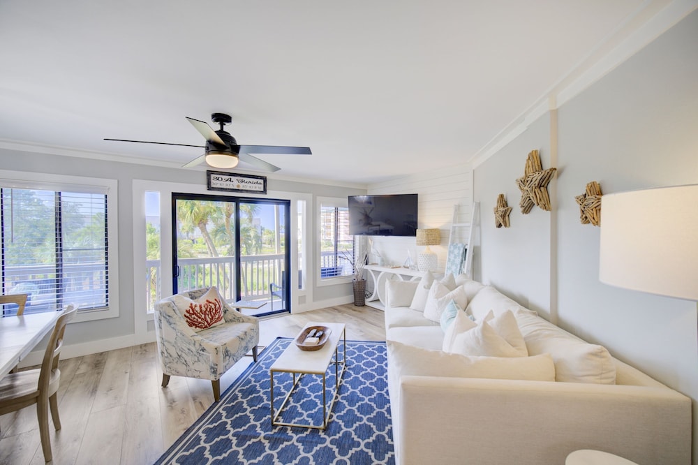 Triton Balcony w Pool View Chic Design