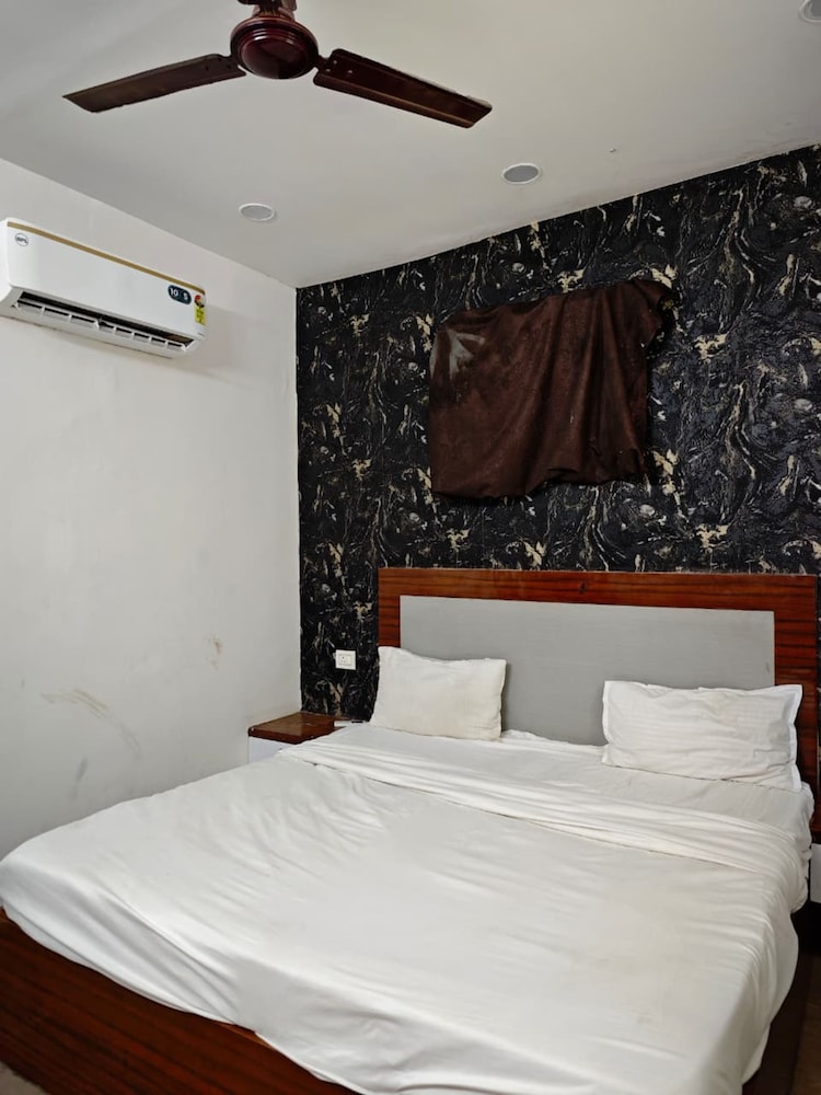 HOTEL SAI SHARNAM