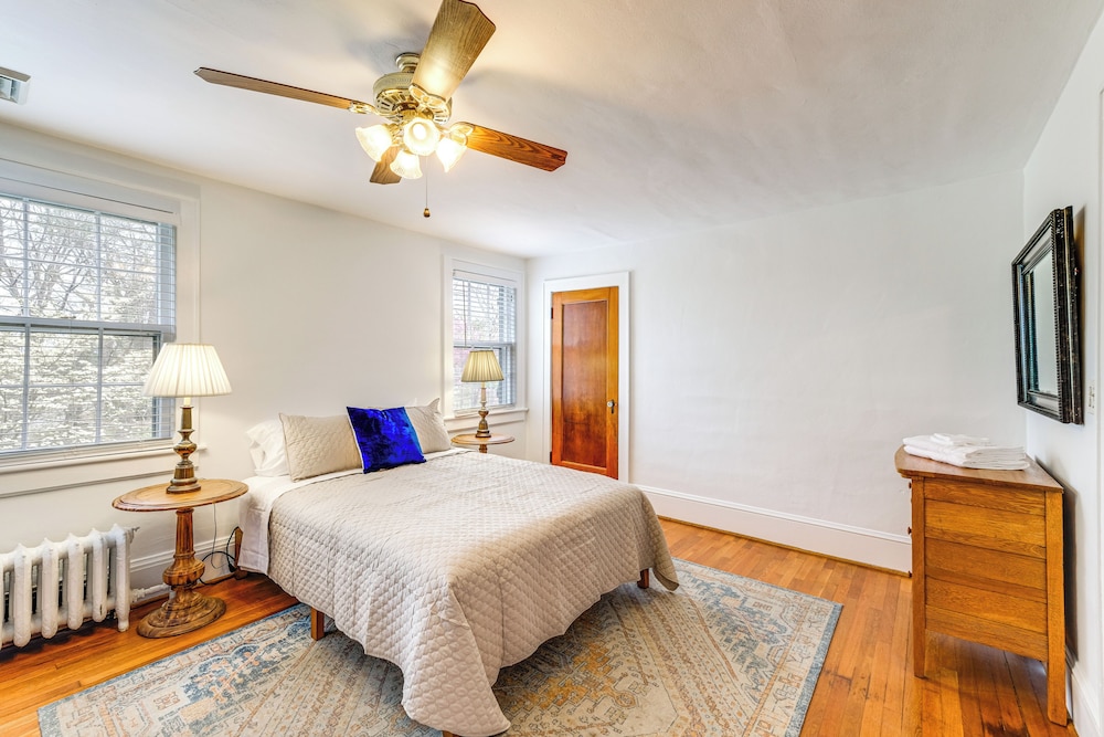 1 Mi to Dtwn Roanoke: Home w/ Yard & Mtn View!