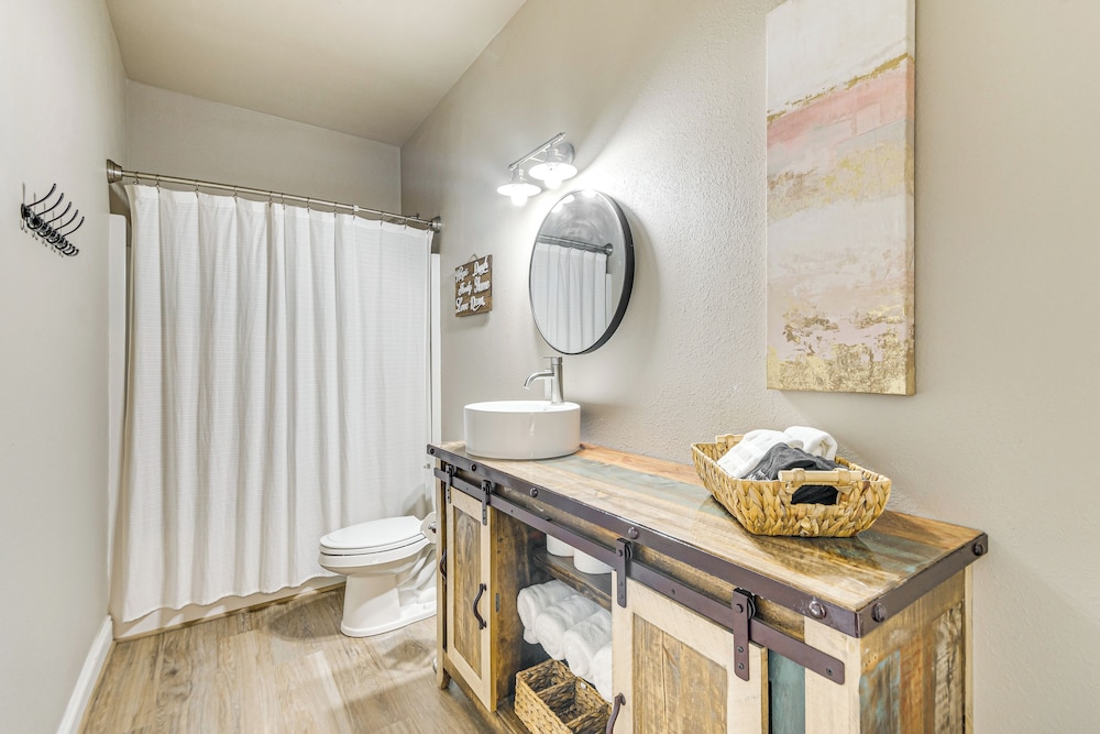 6 Mi to Navarre Beach: Spacious Family Retreat!