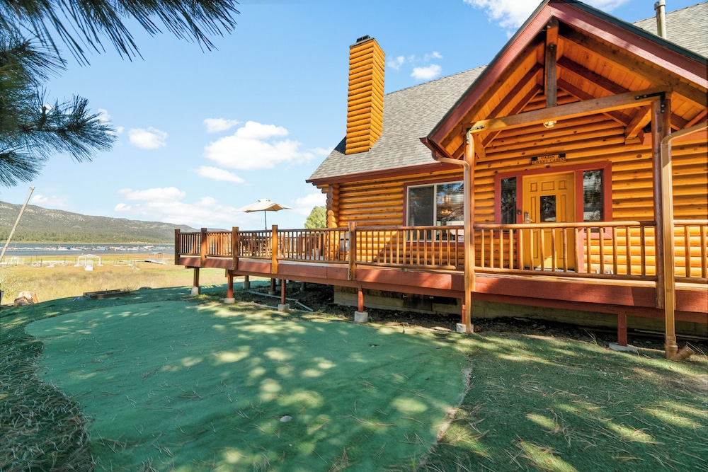 3 Cubs Lakefront Cabin