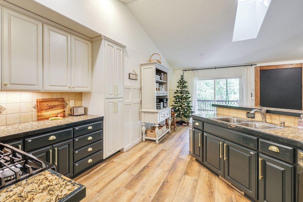 Forest-view Retreat: Grill & Fireplace in Sonora