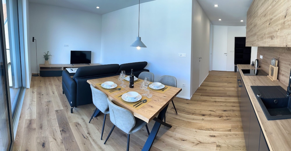 Garden Residence - Premium Downtown Apartment