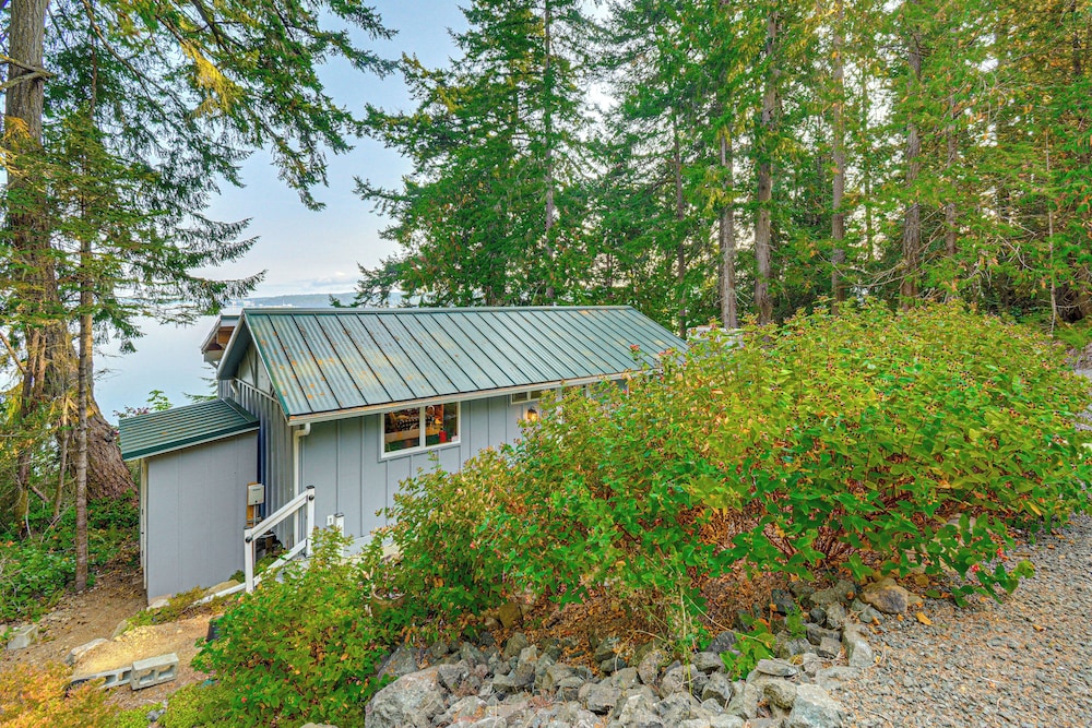 Outdoor Kitchen & Canal Views: Cabin in Quilcene!