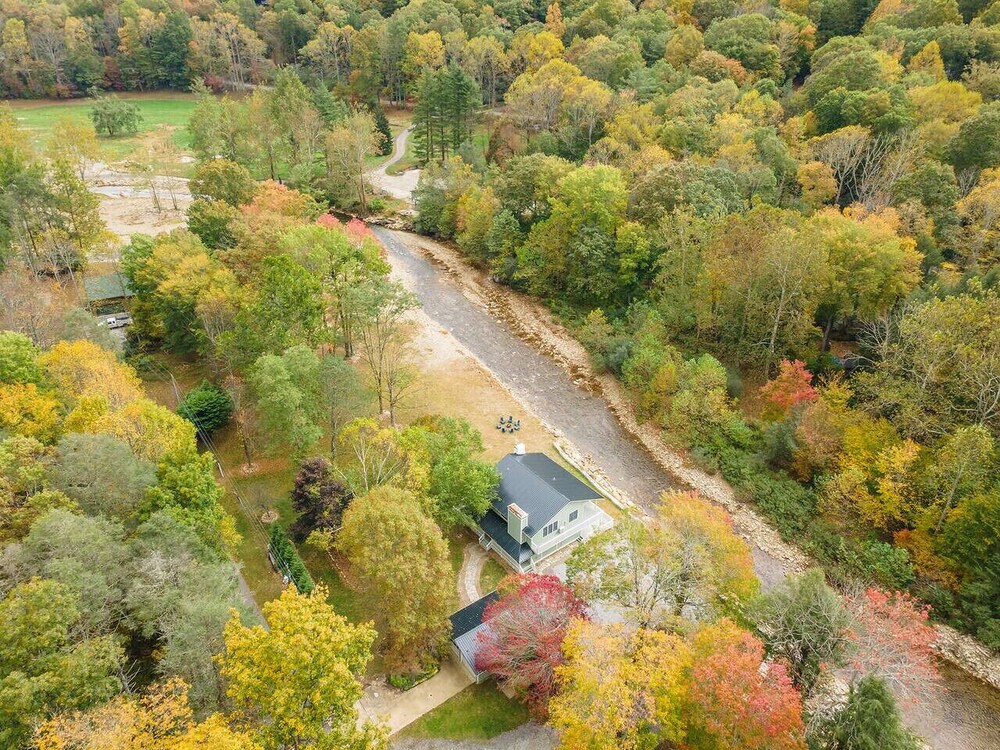 Riverside Bliss Mountain Views Cozy Fires