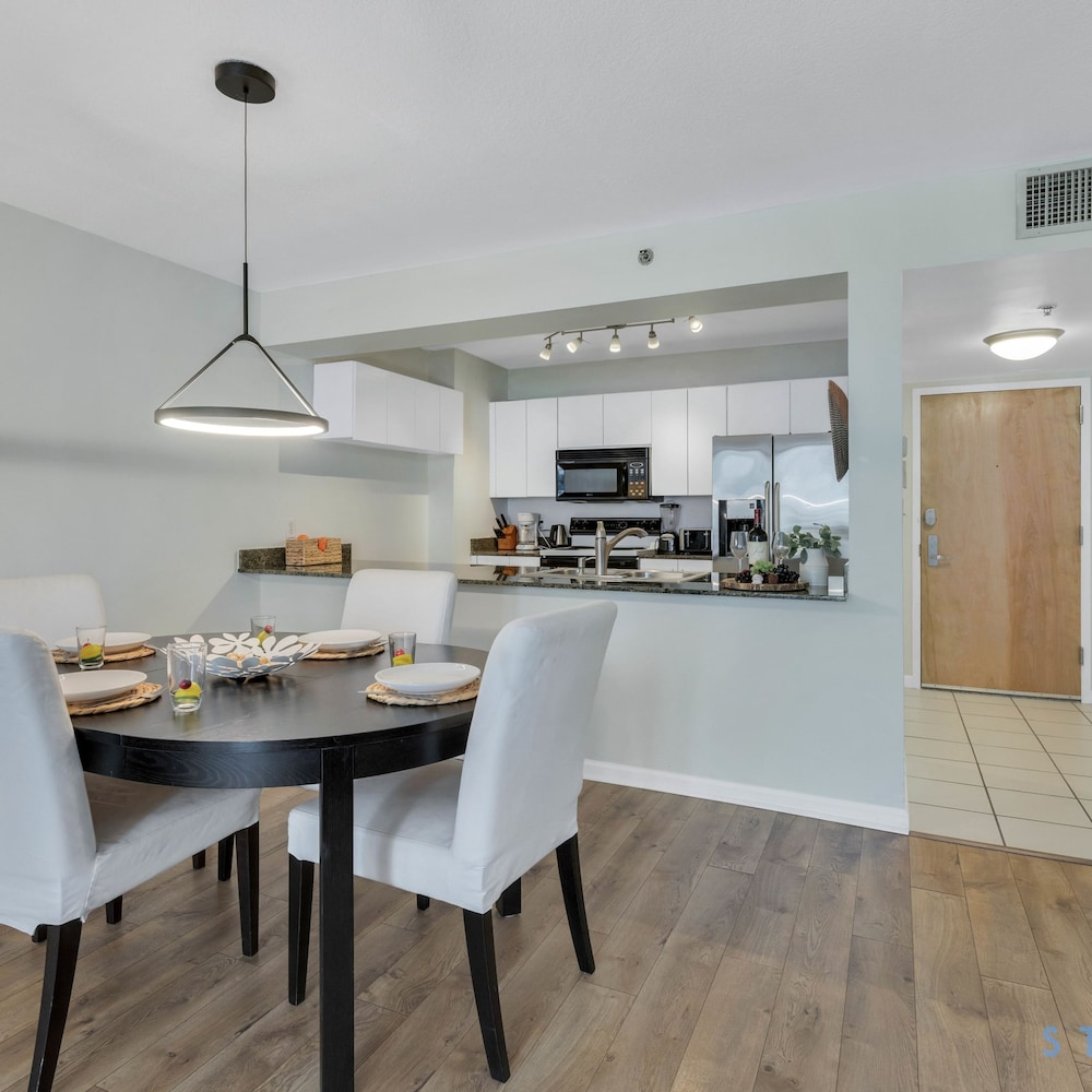 Modern 1-br Condo in Upscale Brickell Locale