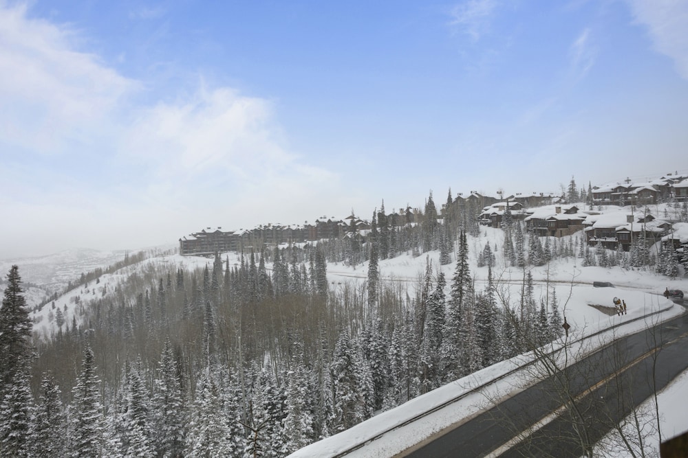 Grand Lodge - Three Bedroom #401 - Ski-in/ski-out 3 Condo
