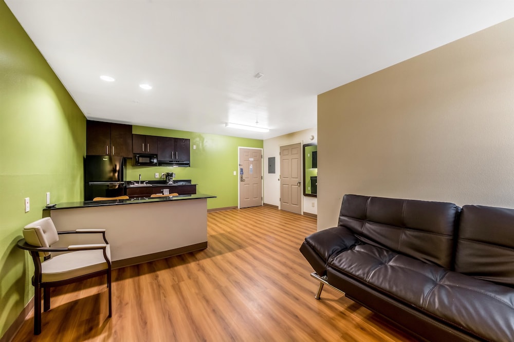 San Antonio Vacations - Super 8 by Wyndham Kenedy - Property Image 17