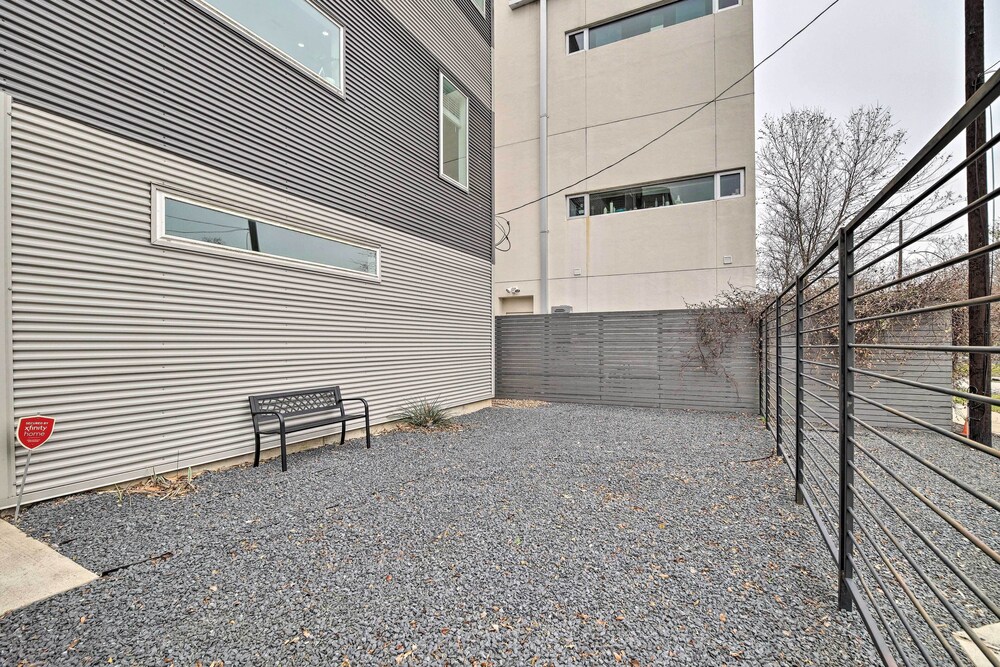 Downtown Houston Townhome w/ Balcony + Yard! view 3