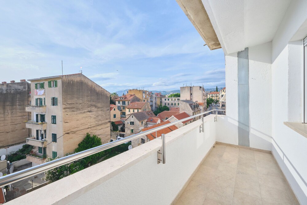 LAV Central Apartment by Litto