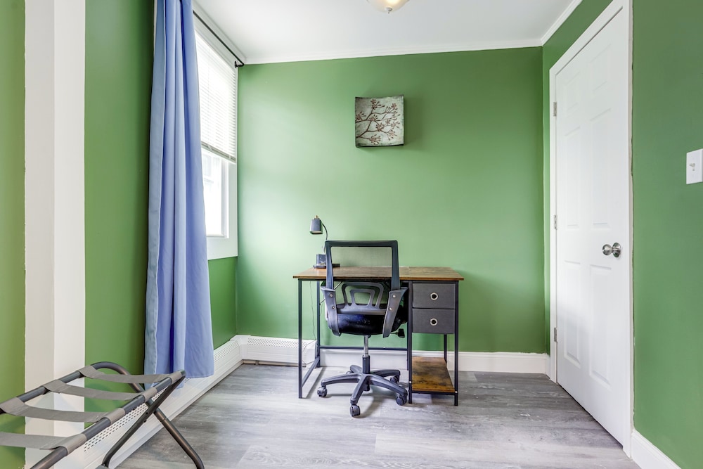 Easthampton Apartment Near Breweries & Rail Trail!