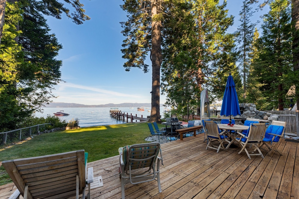 Lakefront Haven by Avantstay Minutes to Ski Resorts Private Dock Boat