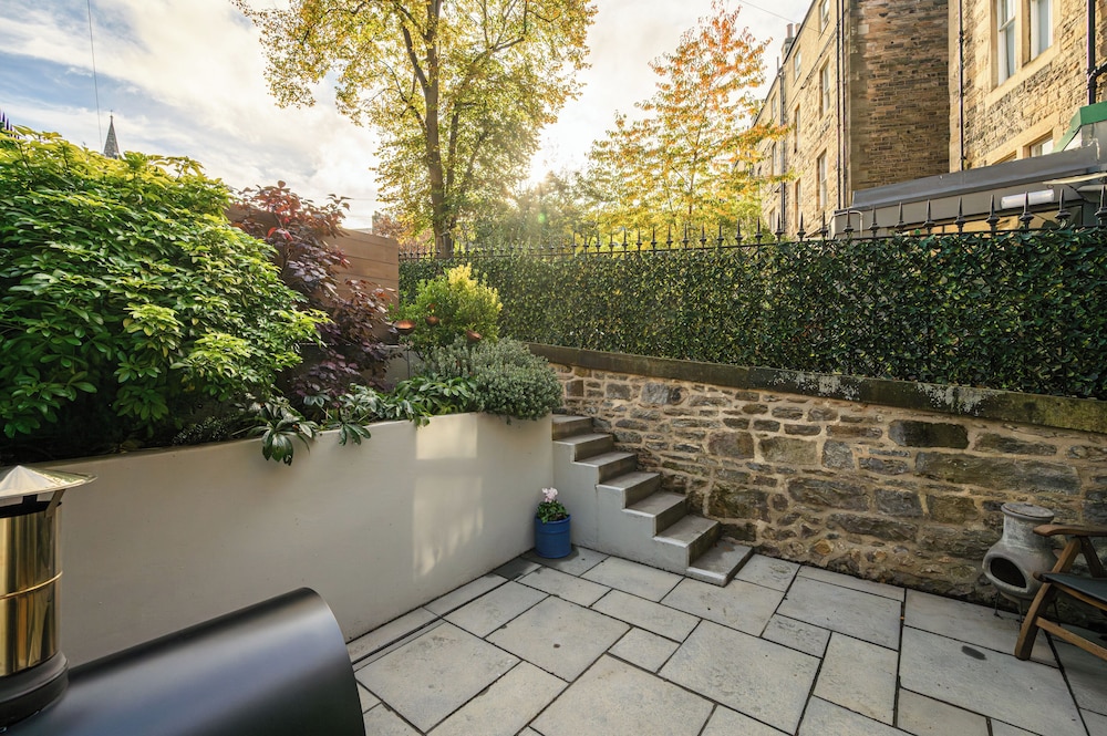 Elegant 3-Bedroom Flat in West End