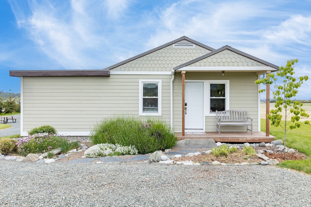 Swan Lake Cottage by Avantstay Views + Firepit view 3