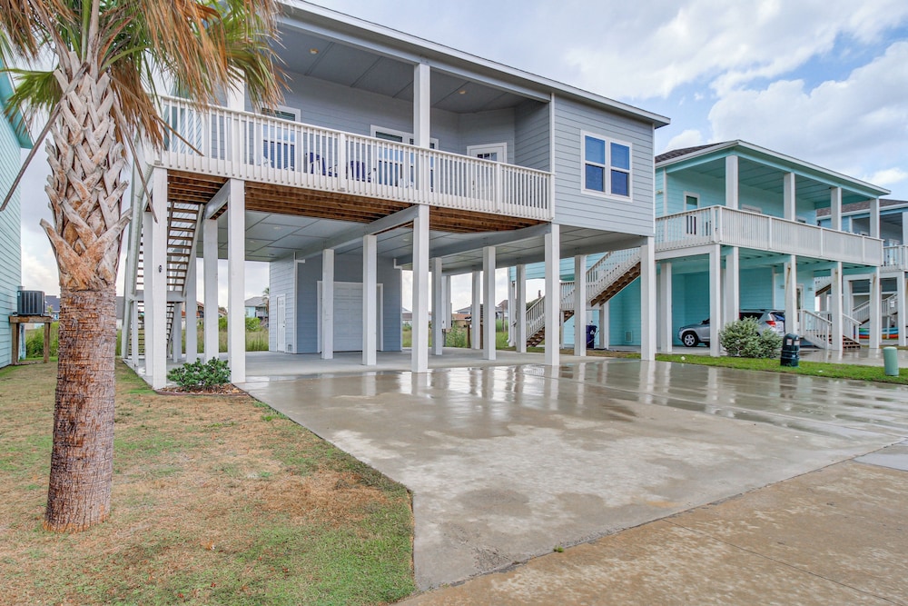 Walk to Water! Home w/ Pool Access in Rockport