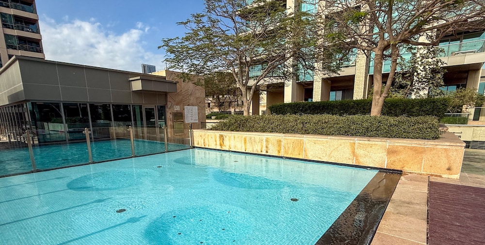LUX The Modern Golf Skyline Suite