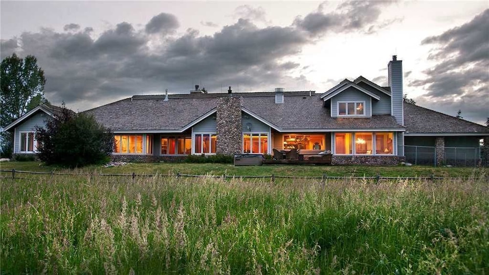 Iron Horse Ranch 4 BedroomHoliday home By Moving Mountains