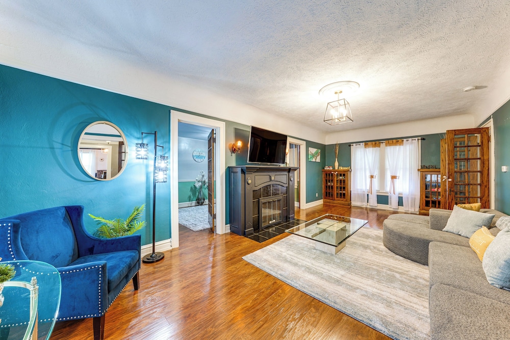 2 Mi to Dtwn: Spacious Apartment in Joliet