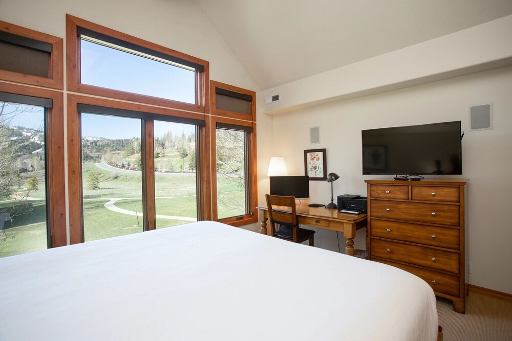 Deer Lake Village at Deer Valley Resort - Four Bedroom Condo with Hot Tub #2477 4 Condo