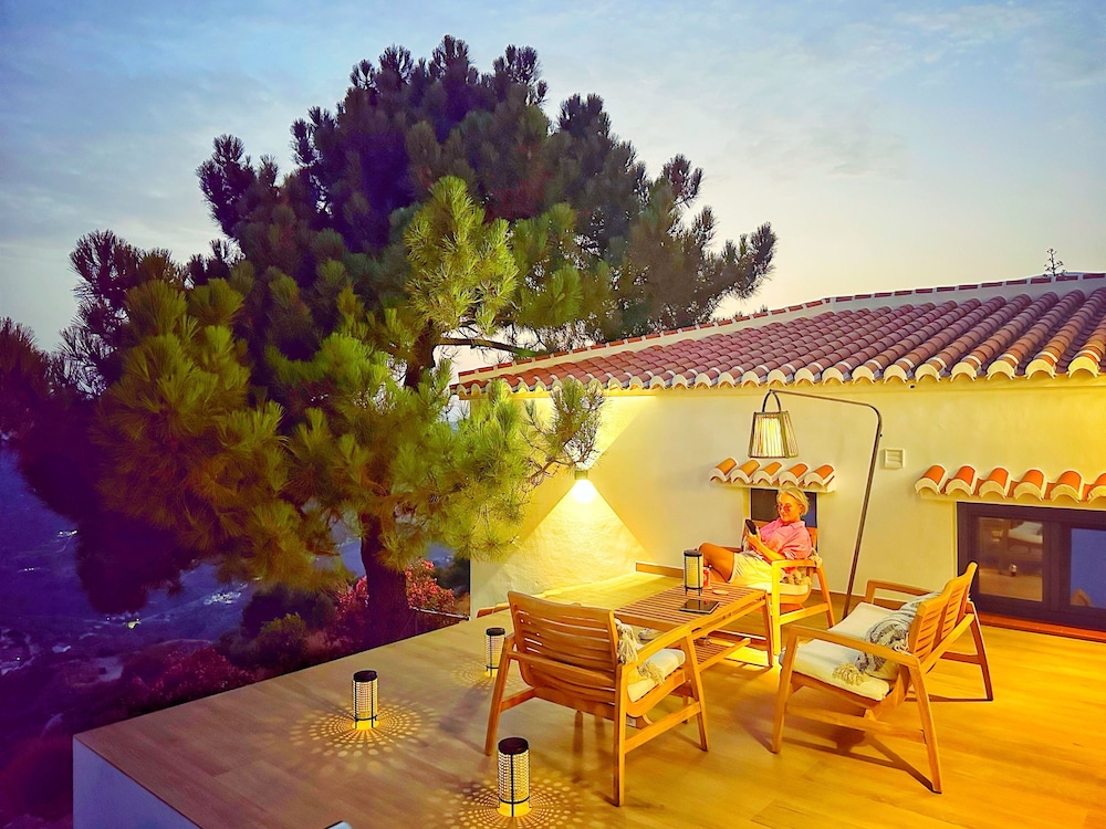 2 Bed Villa - Sleeps 4 - Hot Tub - Parking
