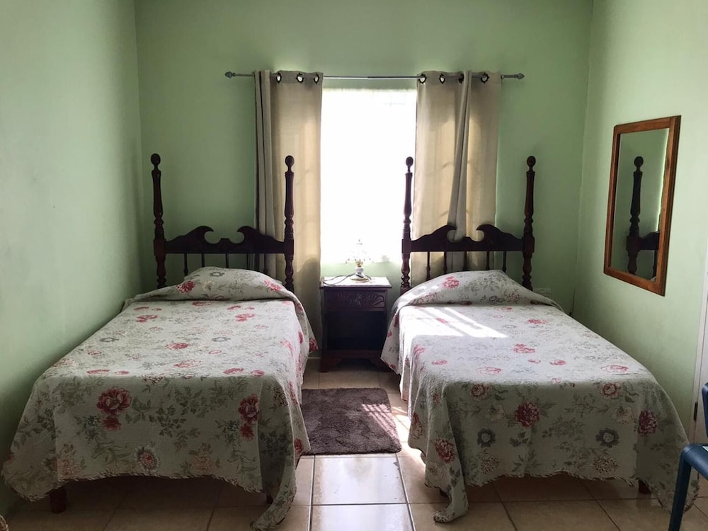 Beautiful 2-bed Apartment in Sunny Jamaica view 2
