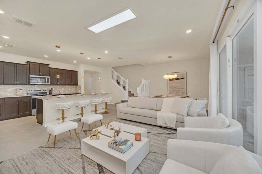 Luxury Home With Splash Pool 5 Bed Townhome! 5 Bedroom Townhouse