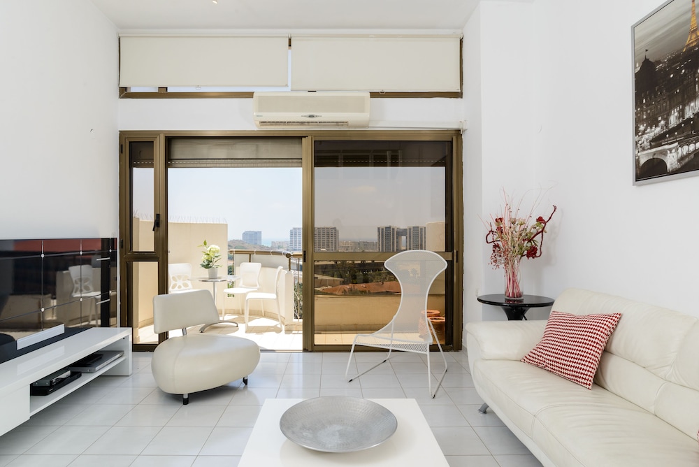 3BR Apt Steps from Sea W Parking, photo 10