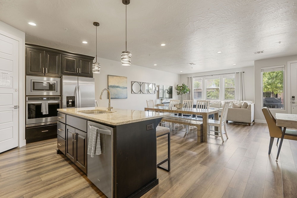 Relax In Style 4 Bedroom Townhouse
