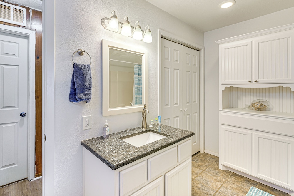 Walk to Beach: Ocean-view Home w/ Deck in Freeport