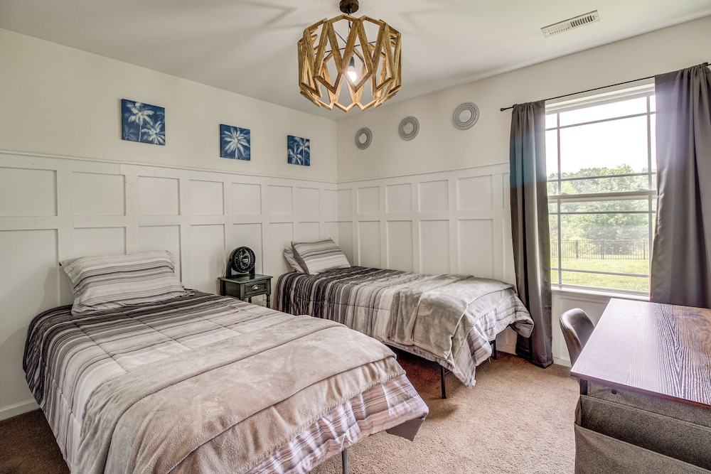 13 Mi to Chattanooga: Family Home w/ Backyard!