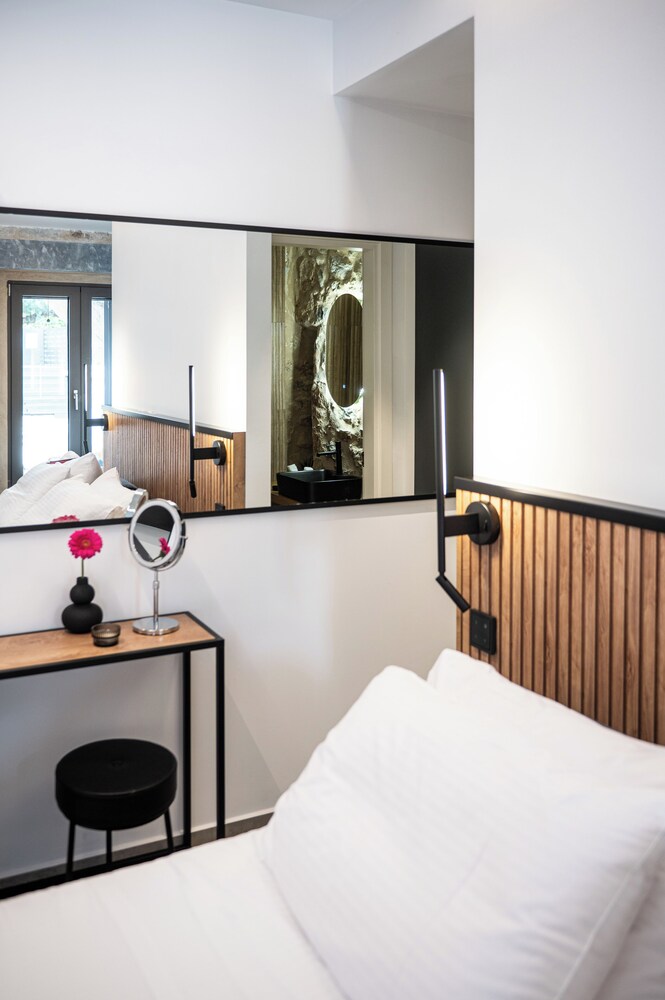 Cardamilia Suites