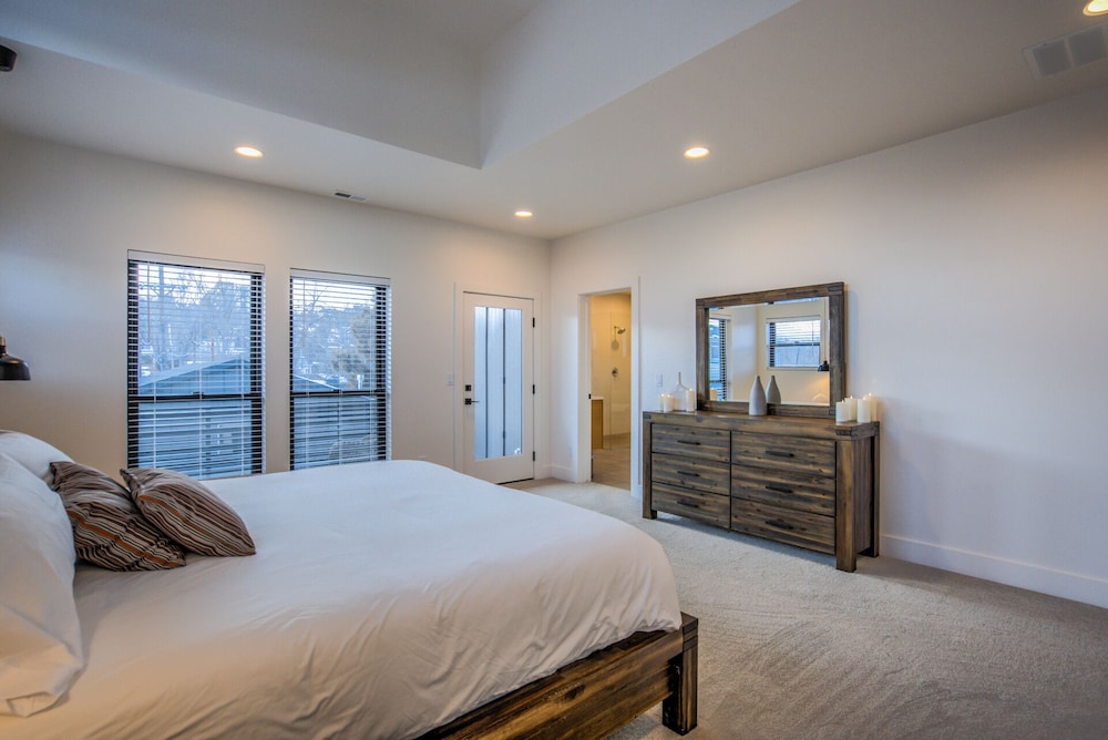 6bd3.5ba🌟downtown Modern Luxury W/hot Tub🌟 view 5