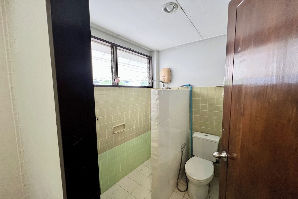 Orchid Hostel Near Bumrungrad Hospital and Nana Market