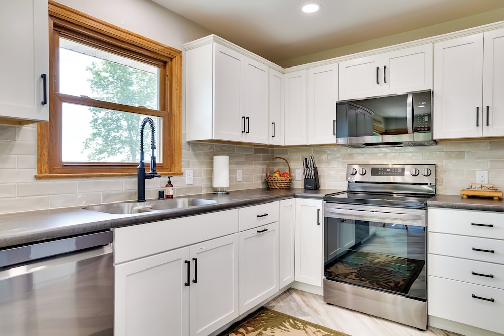 3 Mi to Lake Onalaska: Quaint Home w/ Prairie View