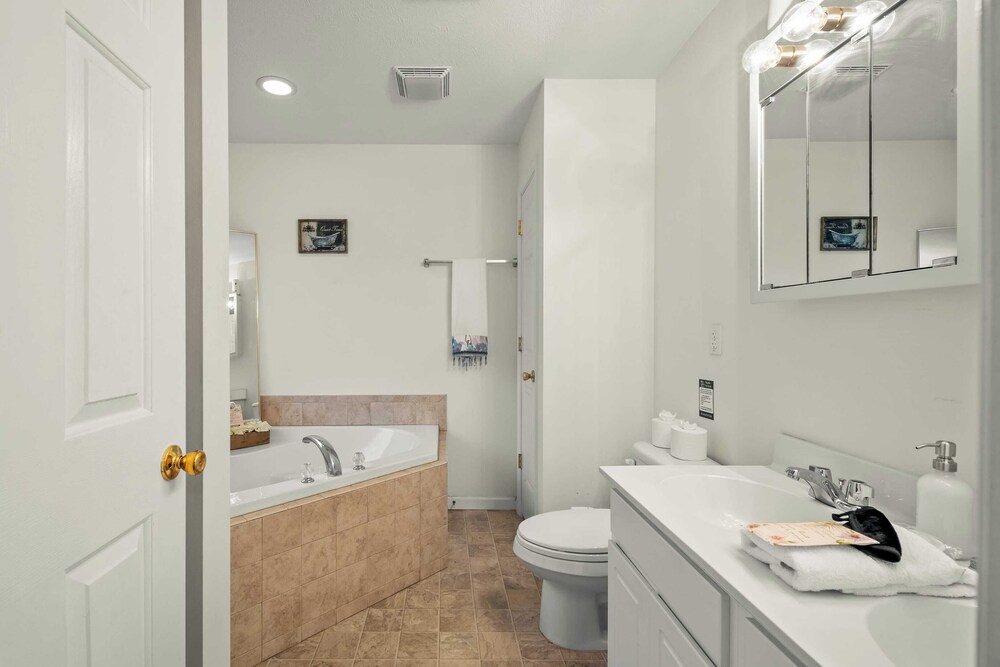 Birch Hollow by Avantstay Cozy Poconos Home w/ Fireplace, Soaking Tub & Kids Play Area