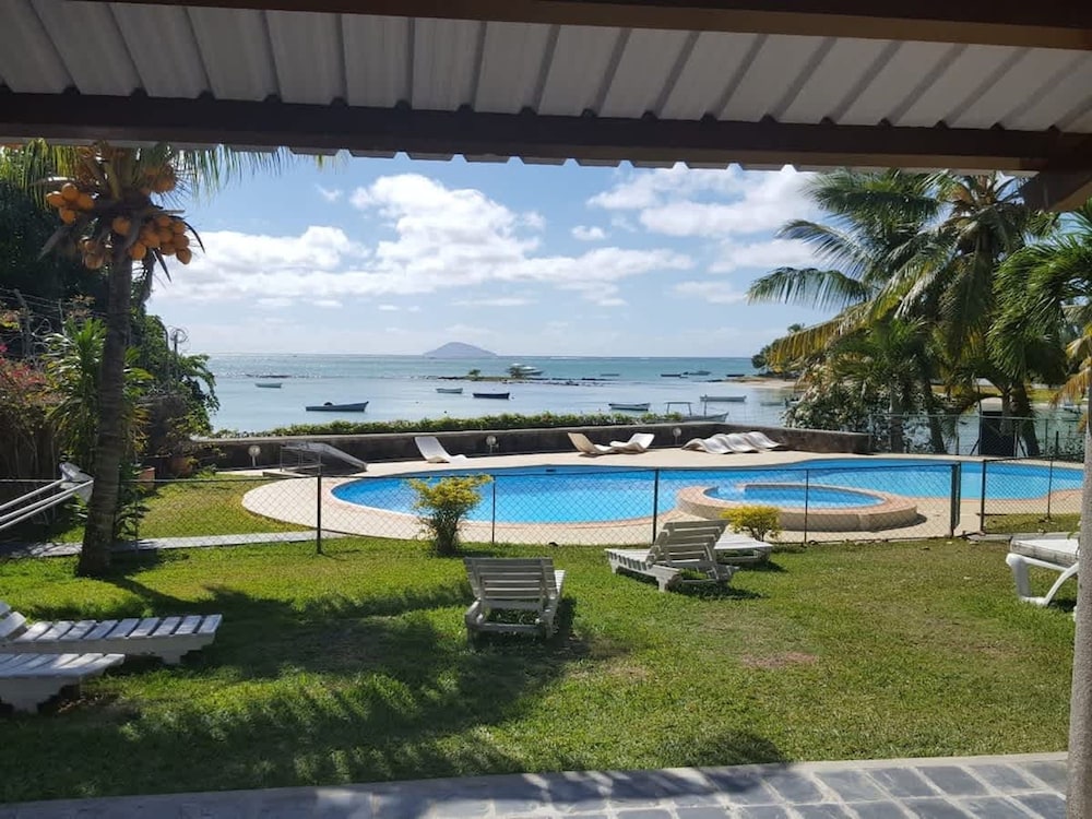 Residence With 6 Seafront Bungalows and Swimming