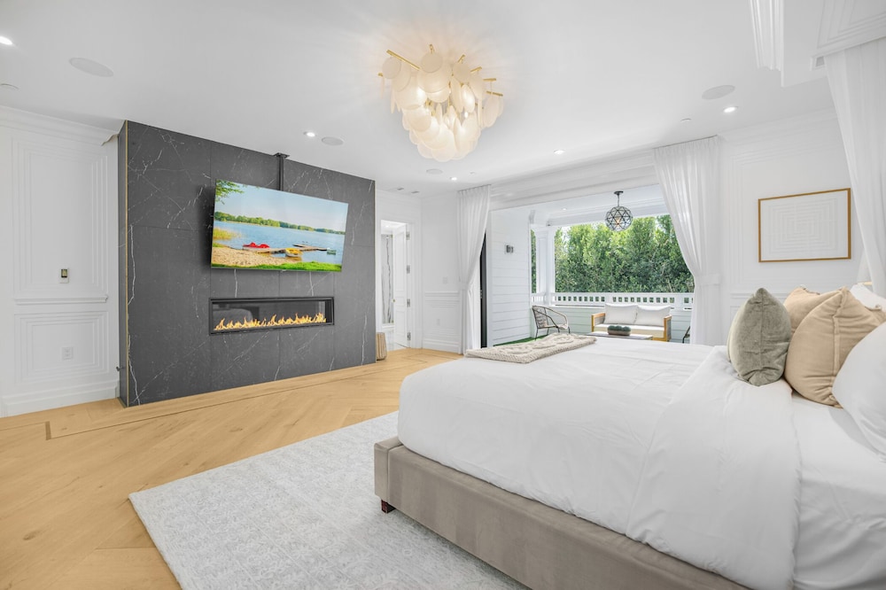 Spaulding Ave Farmhouse - Bespoke LA Home w/ Pool & Home Theater
