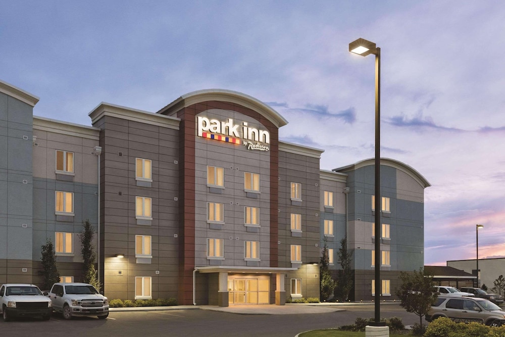 Hotel Park Inn by Radisson, Calgary Airport North, AB - Image 1